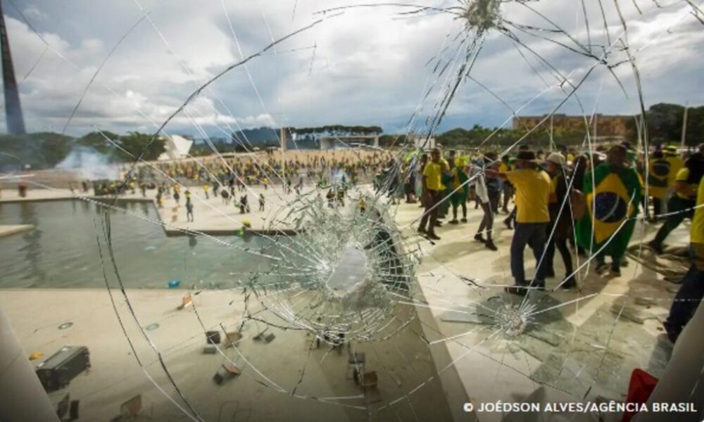 pf-prende-acusado-de-furtar-replica-da-constituicao-no-8-de-janeiro