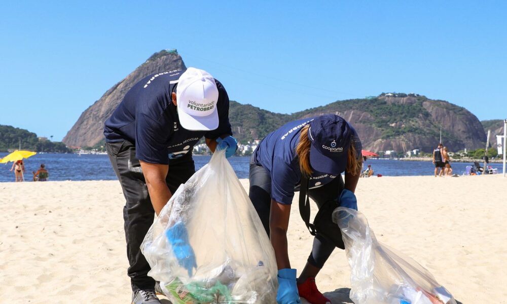 voluntarios-retiram-mais-de-600-kg-de-residuos-da-baia-de-guanabara