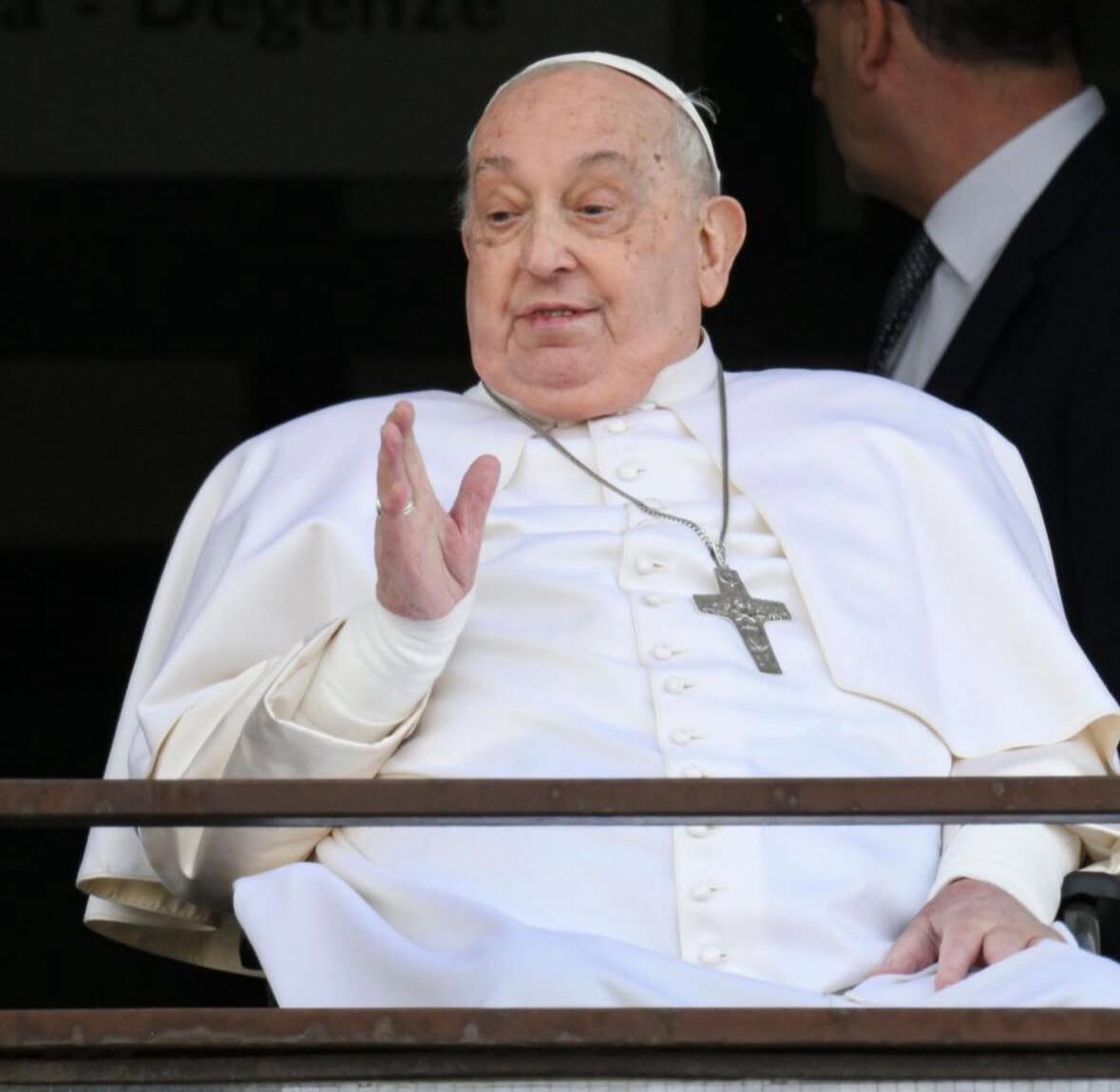 apos-38-dias,-papa-francisco-recebe-alta-e-faz-primeira-aparicao-publica
