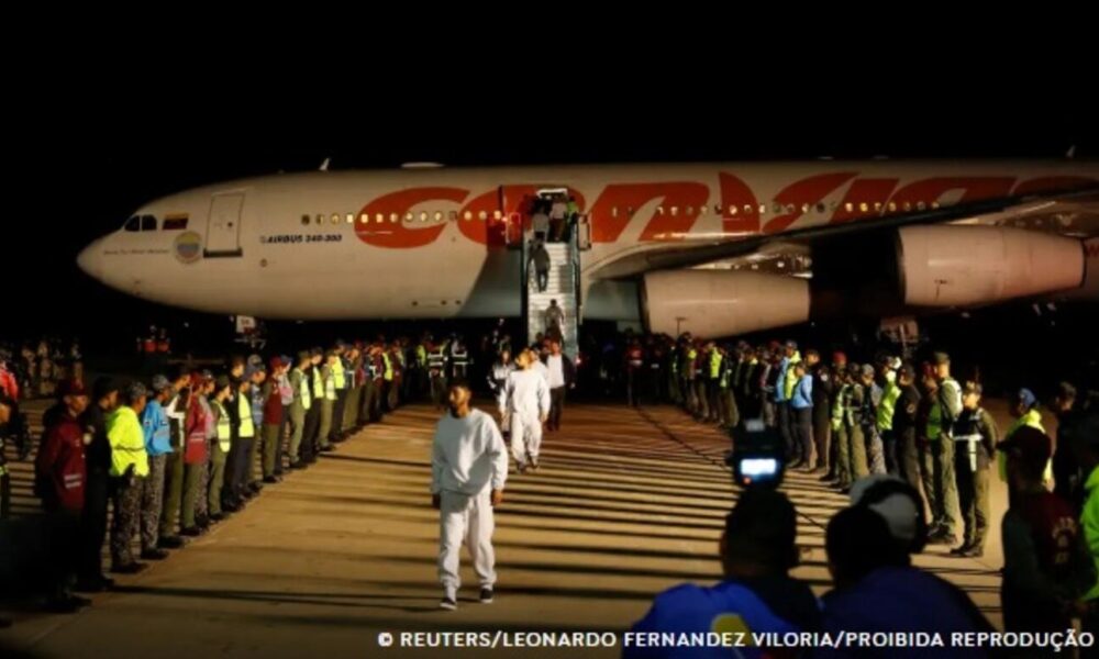 venezuela-recebe-deportados-apos-eua-enviar-imigrantes-a-el-salvador
