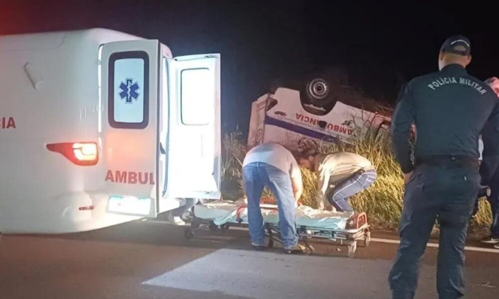 ambulancia-capota-durante-tentativa-de-ultrapassagem-na-ms-395