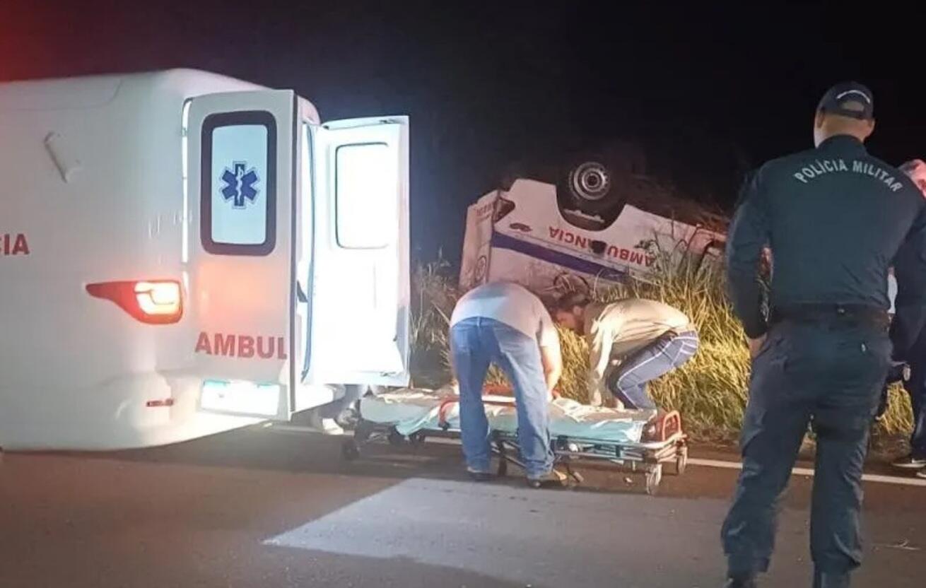 ambulancia-capota-durante-tentativa-de-ultrapassagem-na-ms-395