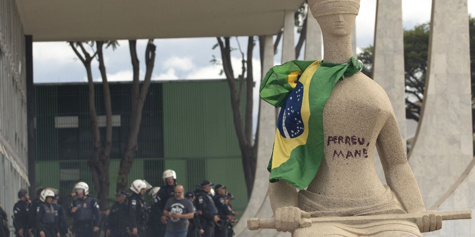 moraes-concede-prisao-domiciliar-a-mulher-que-pichou-estatua-no-stf