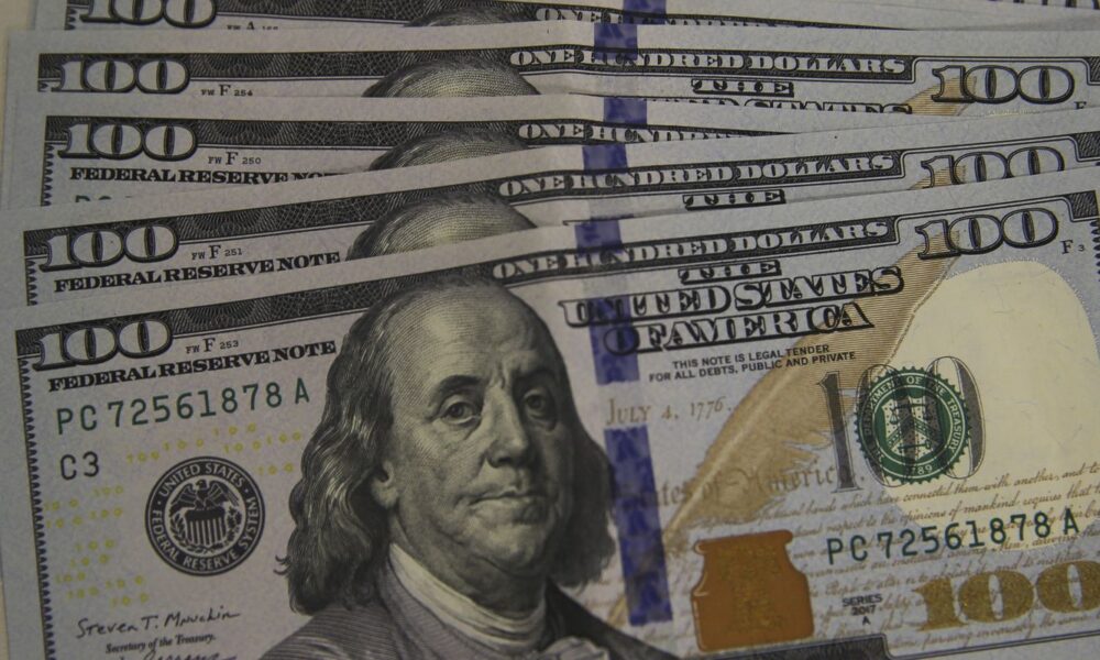 dolar-fecha-a-r$-5,70-e-cai-3,57%-em-marco