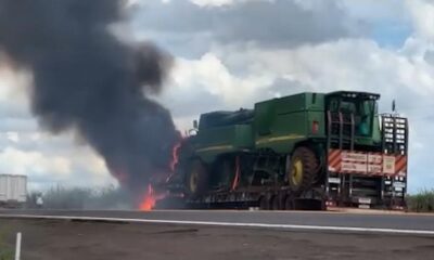 video:-carreta-pega-fogo-durante-transporte-de-colheitadeiras-na-br-163