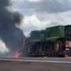 video:-carreta-pega-fogo-durante-transporte-de-colheitadeiras-na-br-163
