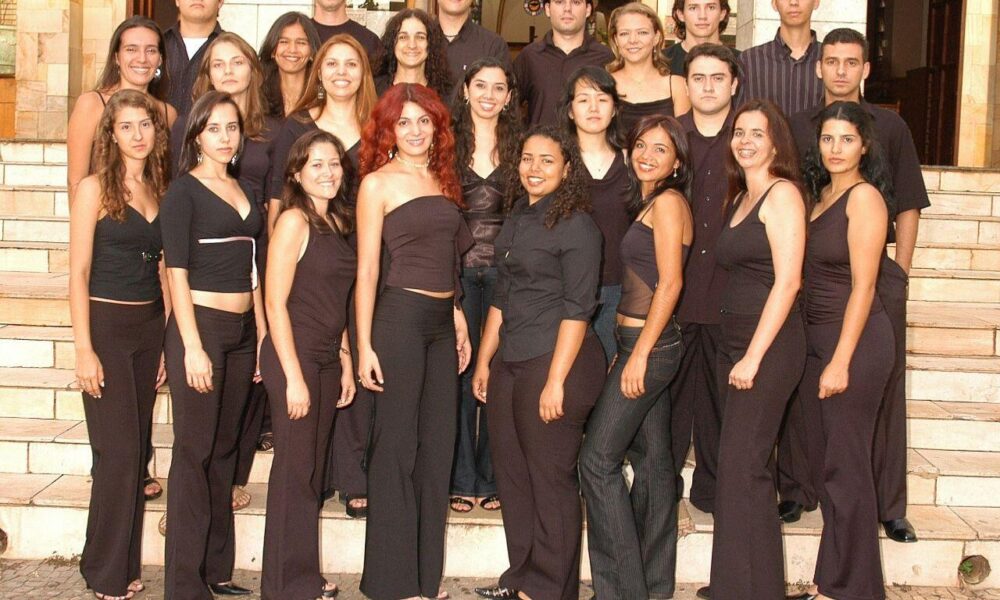 1a-turma-de-engenharia-ambiental-da-ufms-se-reune-apos-20-anos-e-entrega-flores-para-mae-de-colega-que-partiu