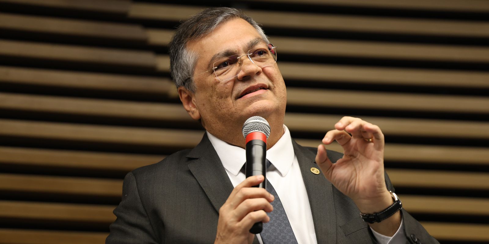 ministro-e-aplaudido-ao-dizer-que-crime-nao-esta-nos-morros-do-rio