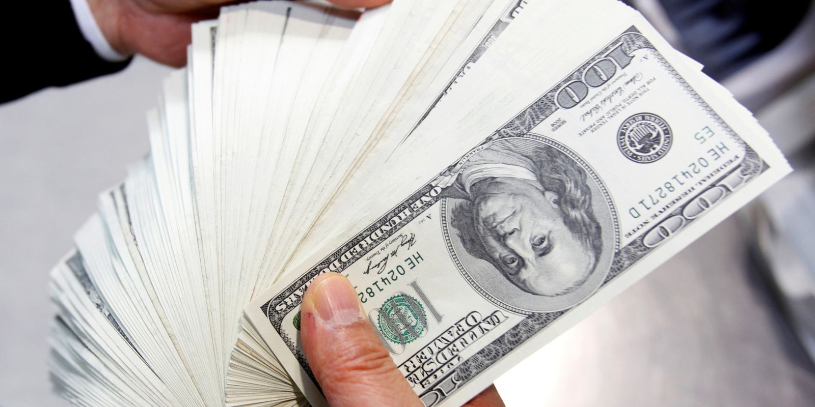 dolar-desaba-apos-tarifas-de-trump-e-atinge-menor-valor-em-seis-meses