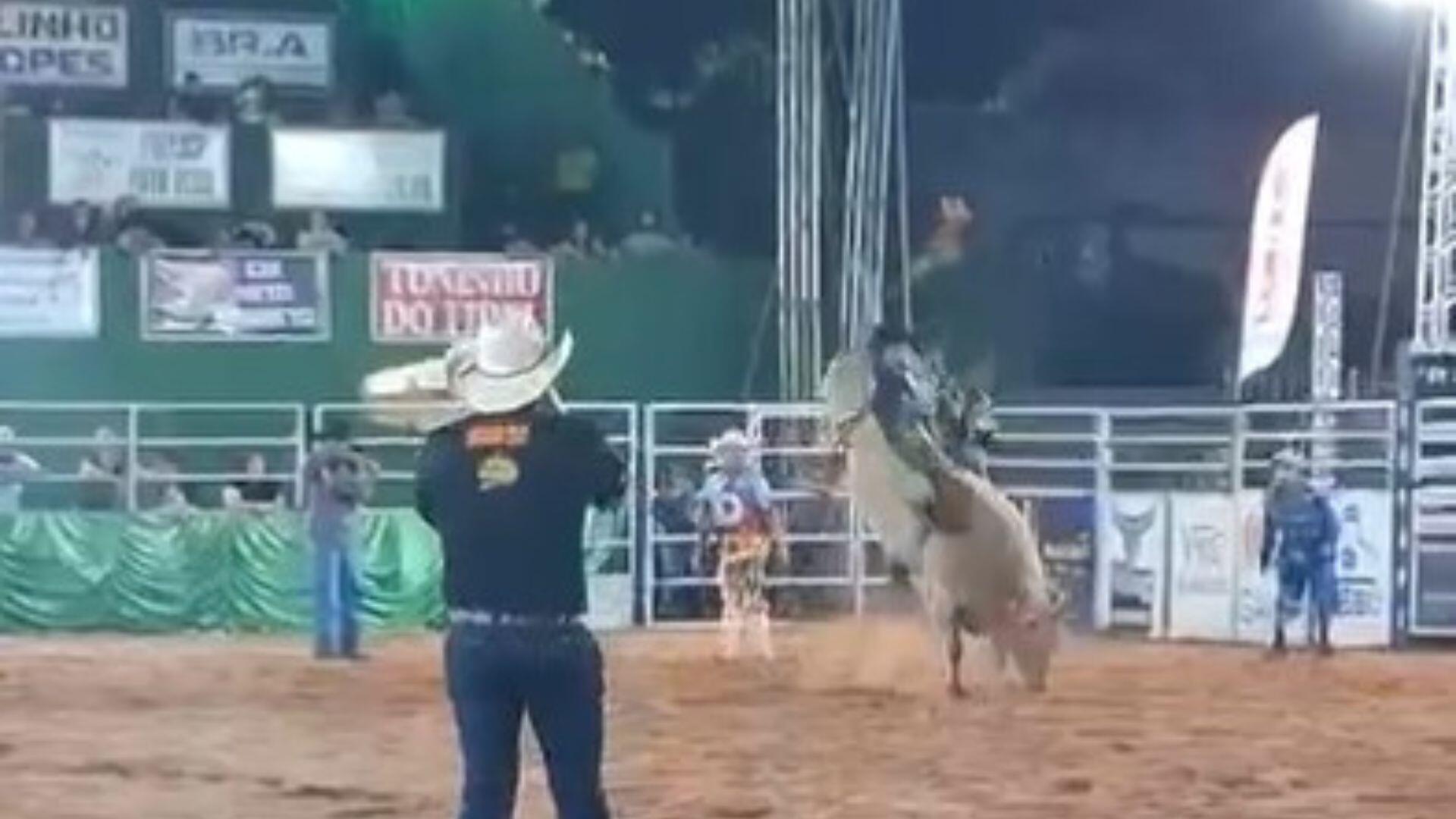 video:-peao-e-socorrido-em-estado-grave-apos-cair-de-touro-durante-rodeio