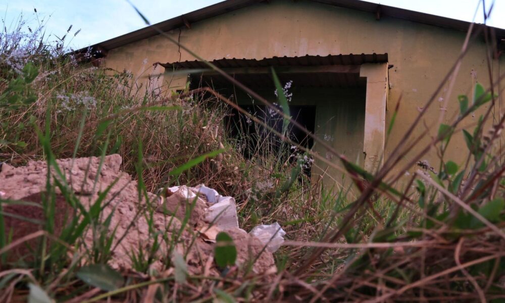 abandonado,-centro-comunitario-e-tomado-por-mato-e-gera-medo-entre-moradores