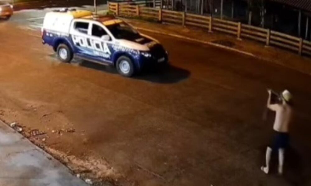 video:-homem-em-surto-aponta-arma-para-a-pm-e-e-baleado