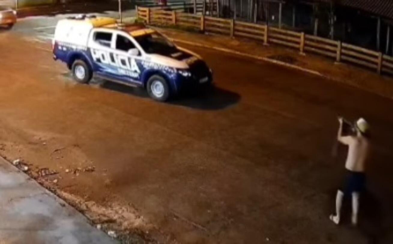 video:-homem-em-surto-aponta-arma-para-a-pm-e-e-baleado