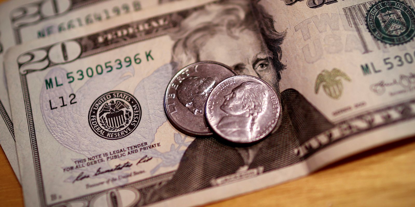 dolar-sobe-para-r$-5,89-apos-eua-confirmarem-tarifa-de-145%-a-china