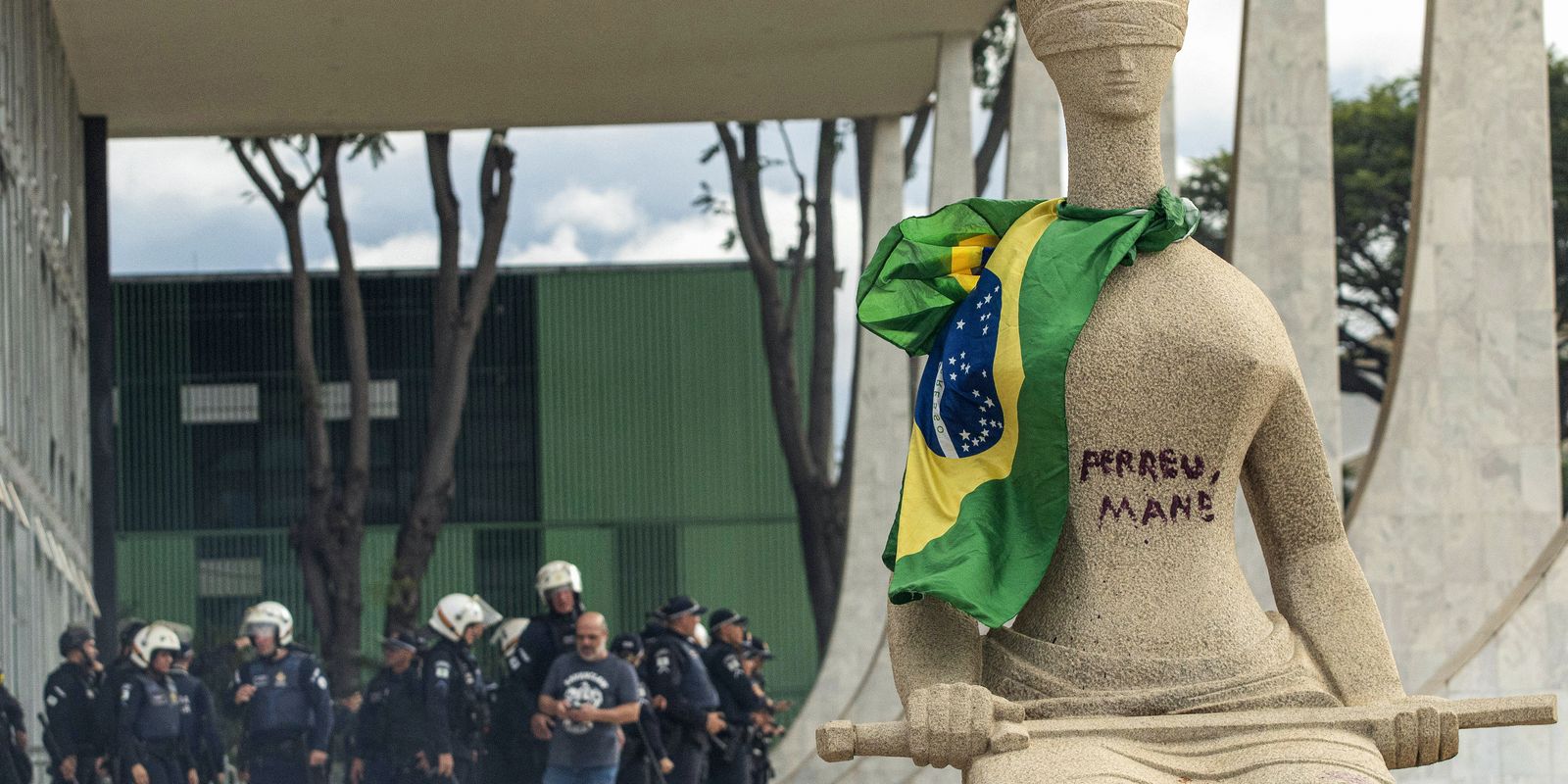 stf-julgara-no-dia-25-de-abril-mulher-que-pichou-estatua-a-justica
