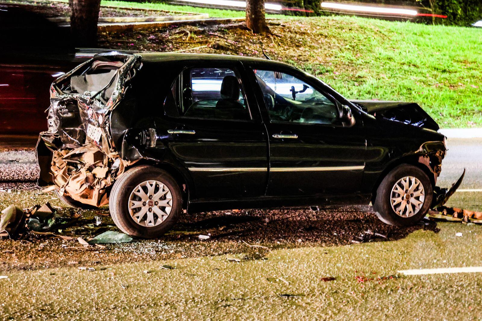 cinco-veiculos-se-envolvem-em-acidente-com-engavetamento-na-afonso-pena