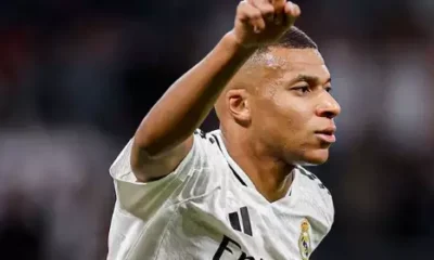 com-mbappe-expulso,-real-madrid-vence-alaves-no-campeonato-espanhol