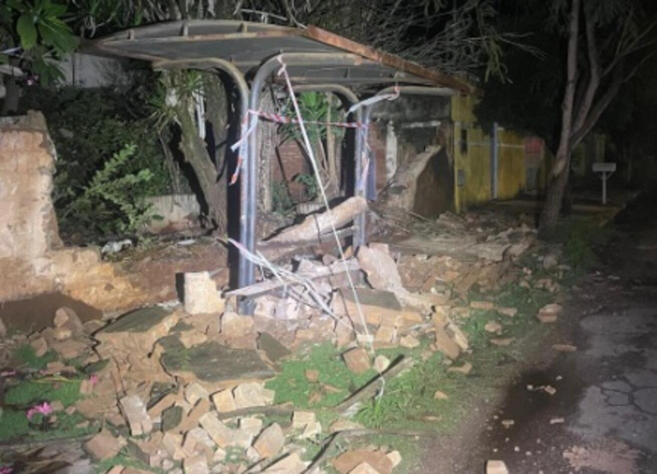 video:-muro-que-ameacava-cair-desaba-sobre-ponto-de-onibus-na-vila-sobrinho