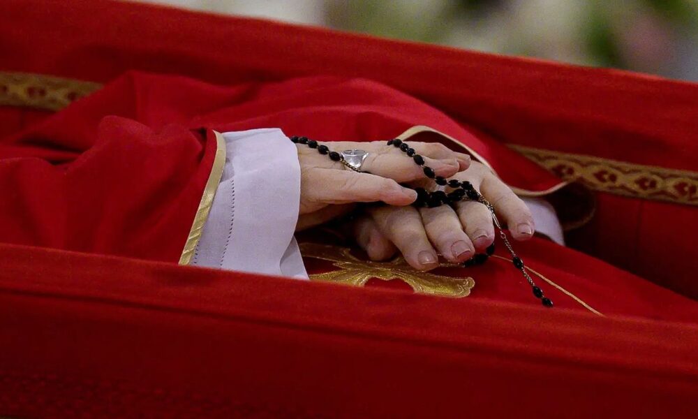 argentina-se-despede-do-papa-francisco-com-“abraco-simbolico”-em-missa