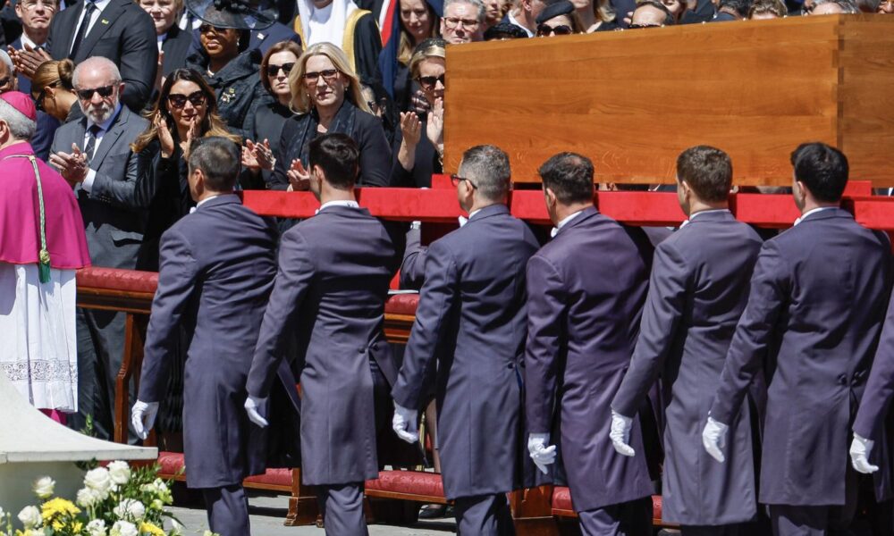 no-vaticano,-lula-diz-que-papa-fez-historia-ao-combater-desigualdades