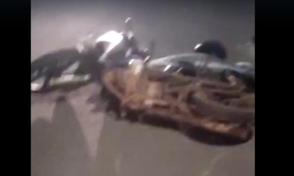 avo-e-neto-ficam-feridos-ao-cairem-de-moto-em-buraco-no-bairro-oliveira