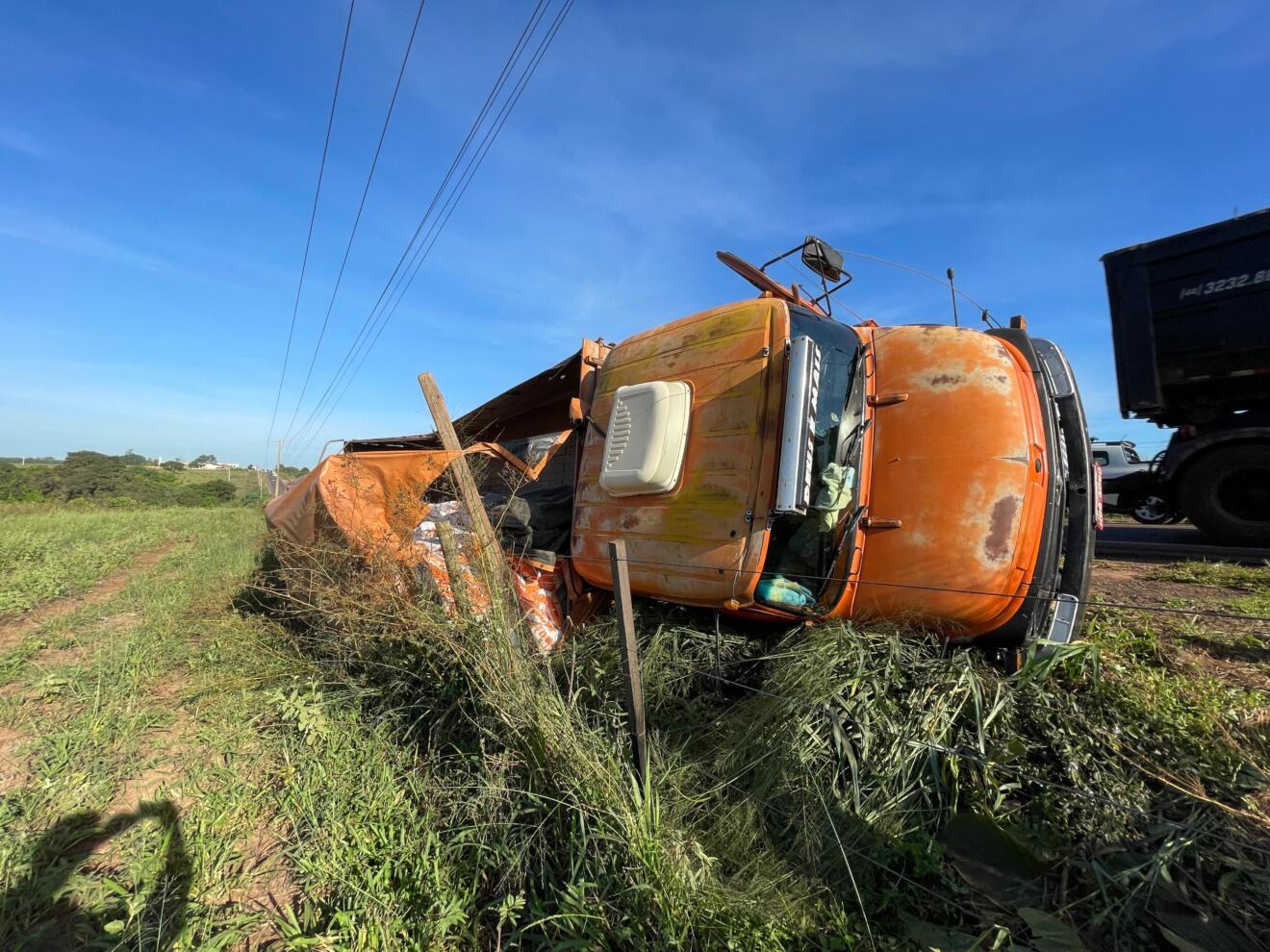 caminhao-com-casal-de-idosos-tomba-apos-carreta-forcar-ultrapassagem-na-br-262
