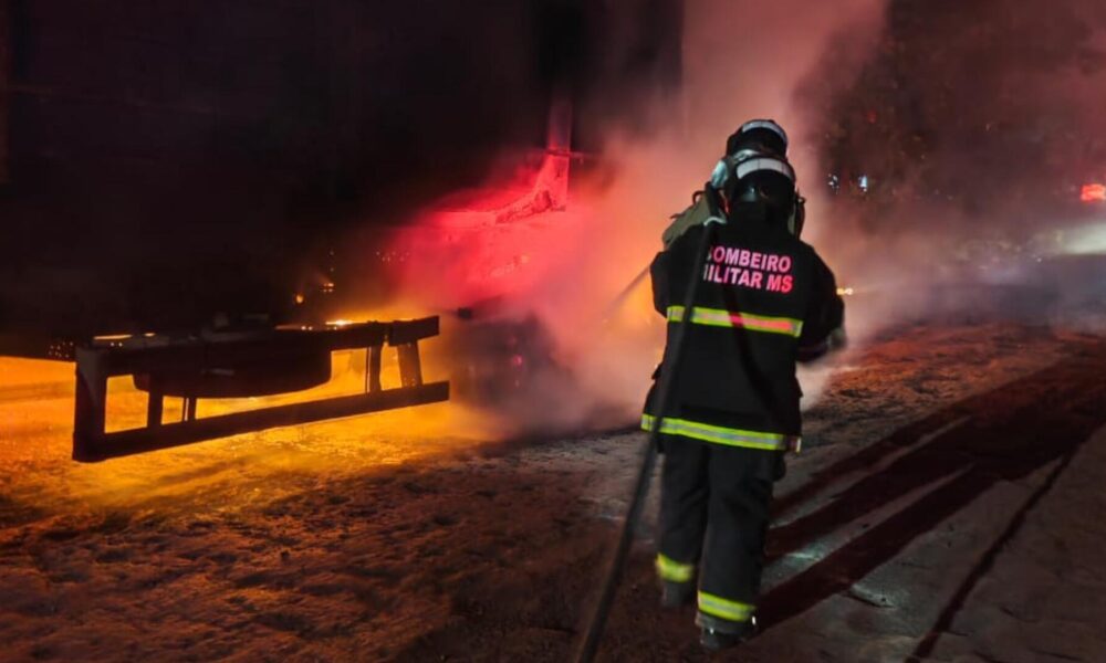 video:-carreta-que-transportava-minerio-fica-destruida-apos-pegar-fogo-em-ms