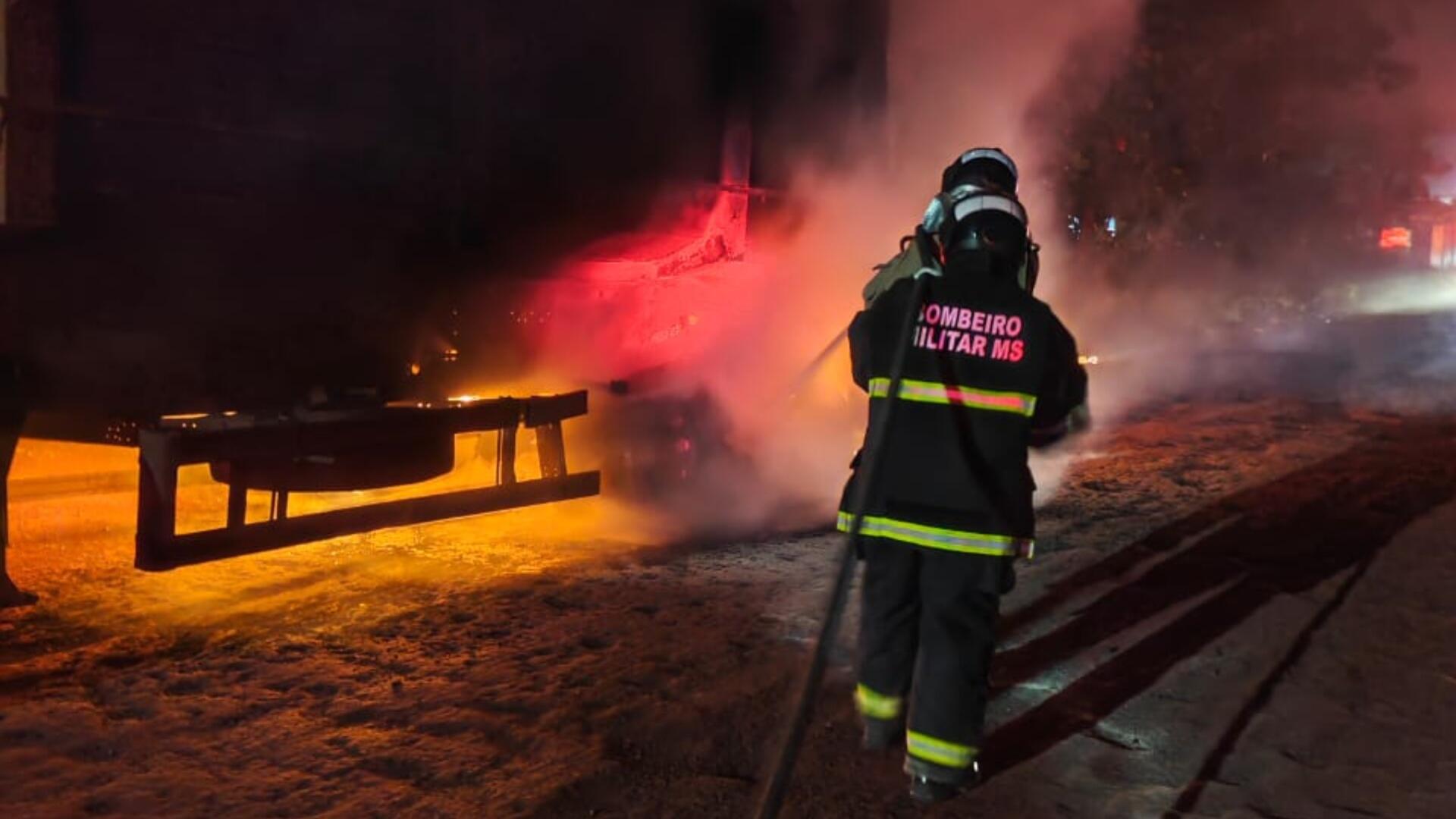 video:-carreta-que-transportava-minerio-fica-destruida-apos-pegar-fogo-em-ms