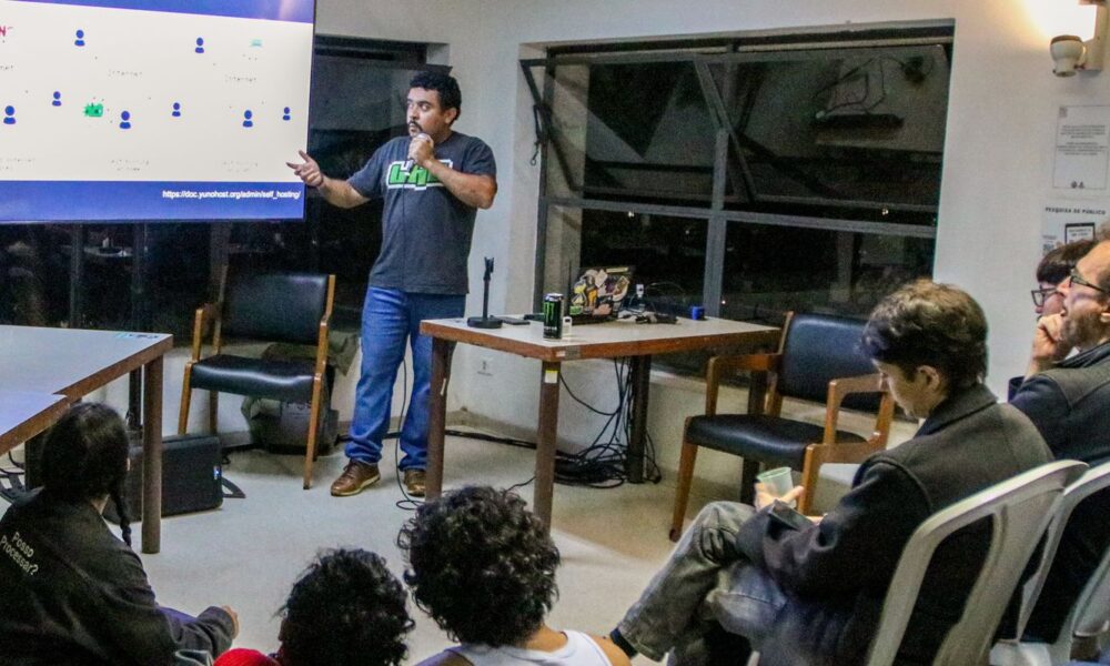 ativistas-debatem-resistencia-digital-diante-de-ia-e-plataformizacao