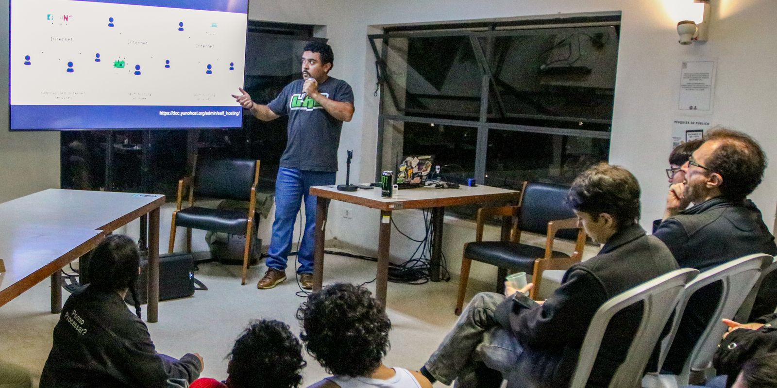 ativistas-debatem-resistencia-digital-diante-de-ia-e-plataformizacao