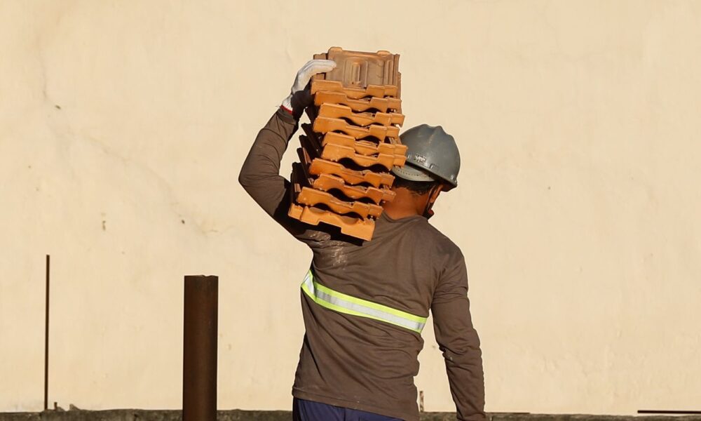 salario-na-construcao-recua-22%-em-dez-anos,-diz-ibge