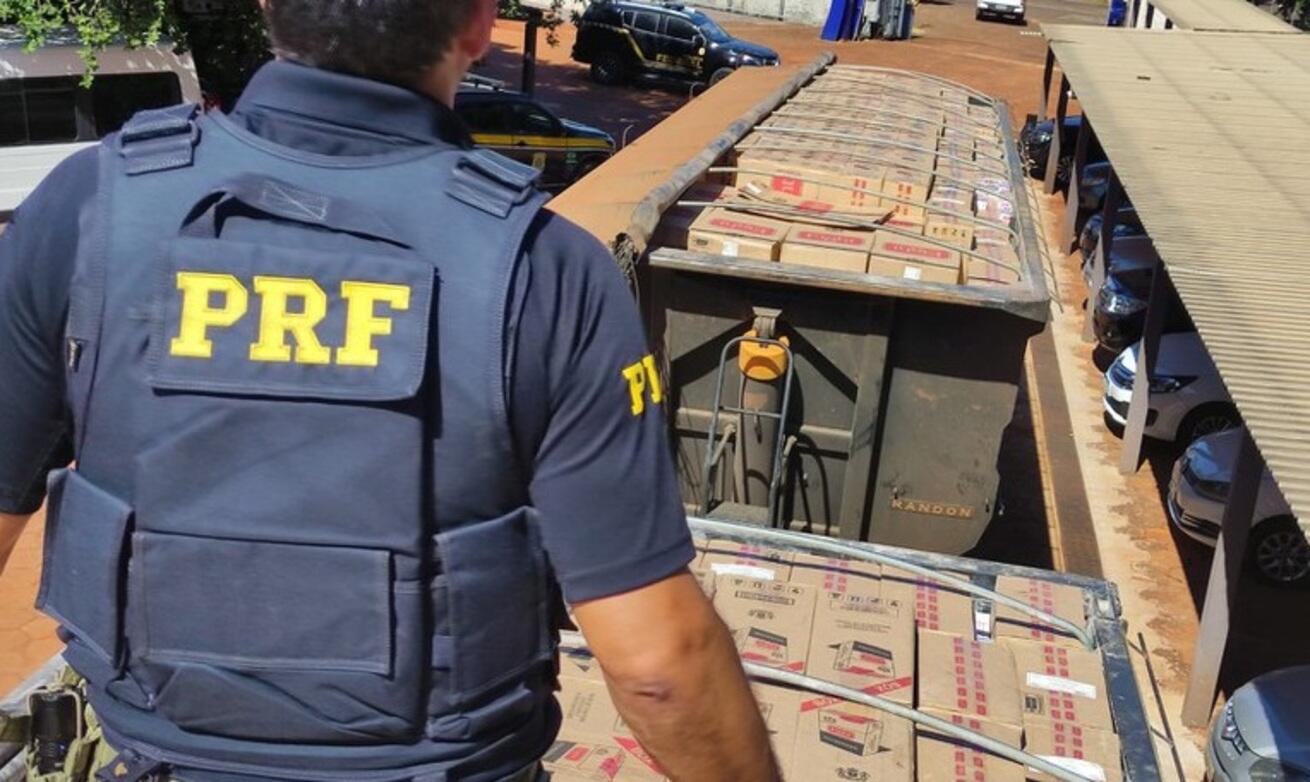 caminhoneiro-e-preso-com-500-mil-macos-de-cigarros-contrabandeados-em-campo-grande