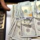 dolar-sobe-para-r$-5,71-apos-ameacas-de-trump-a-china