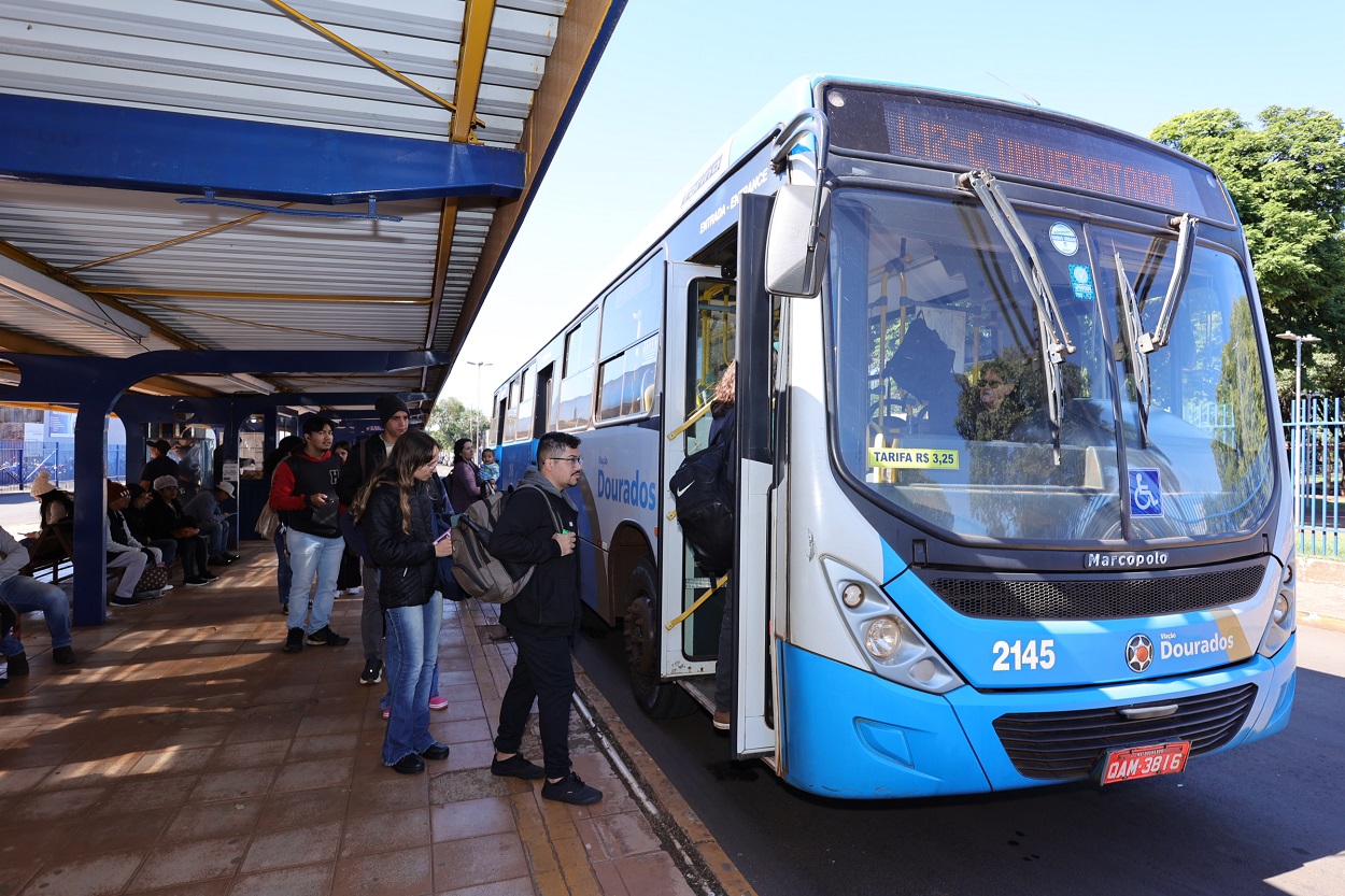 estudantes-celebram-tarifa-de-onibus-a-r$-1-e-destacam-espirito-incentivador-da-medida-–-portal-prefeitura-de-dourados