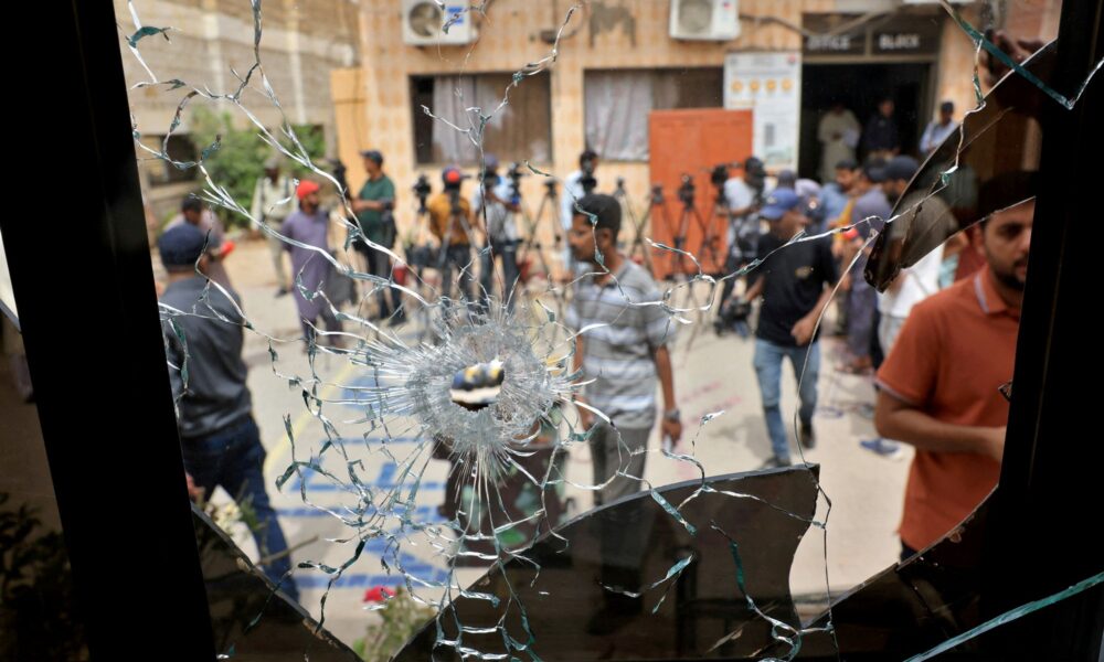 mais-de-200-prisioneiros-escapam-de-prisao-paquistanesa-apos-tumulto-por-terremoto