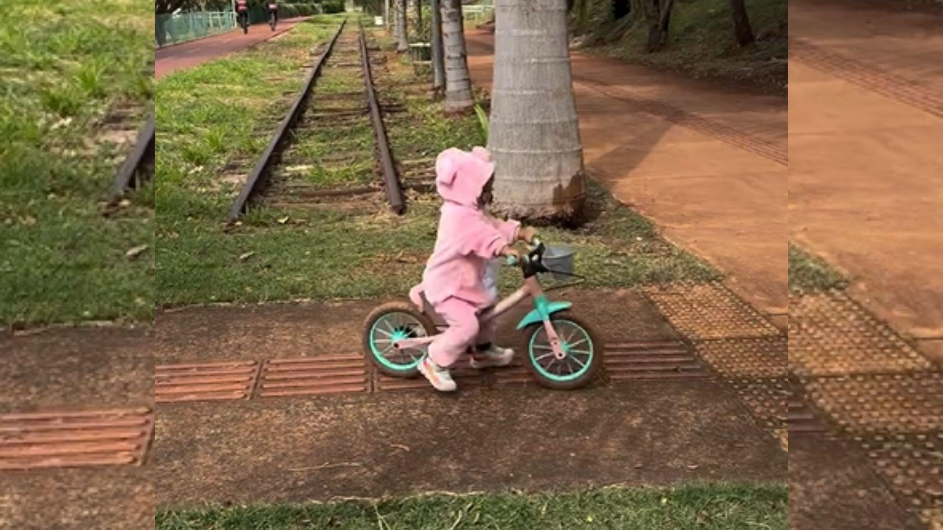 pai-coloca-filha-de-2-anos-para-se-exercitar-em-bicicleta-sem-rodinhas