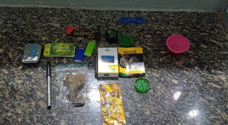 adolescentes-sao-flagrados-com-maconha-em-banheiro-–-folha-de-dourados-–-noticias-de-dourados-ms-e-regiao