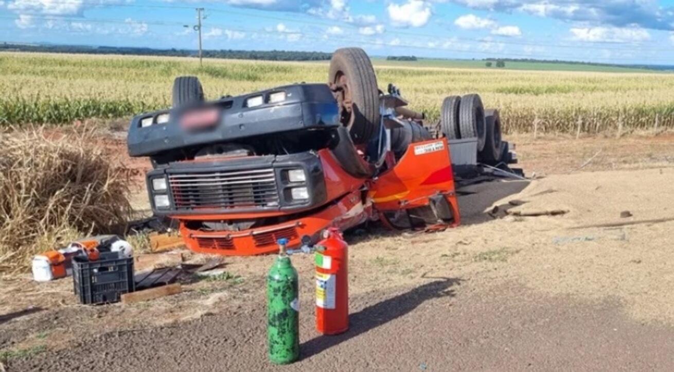 caminhoneiro-morre-prensado-na-cabine-em-acidente-na-br-163