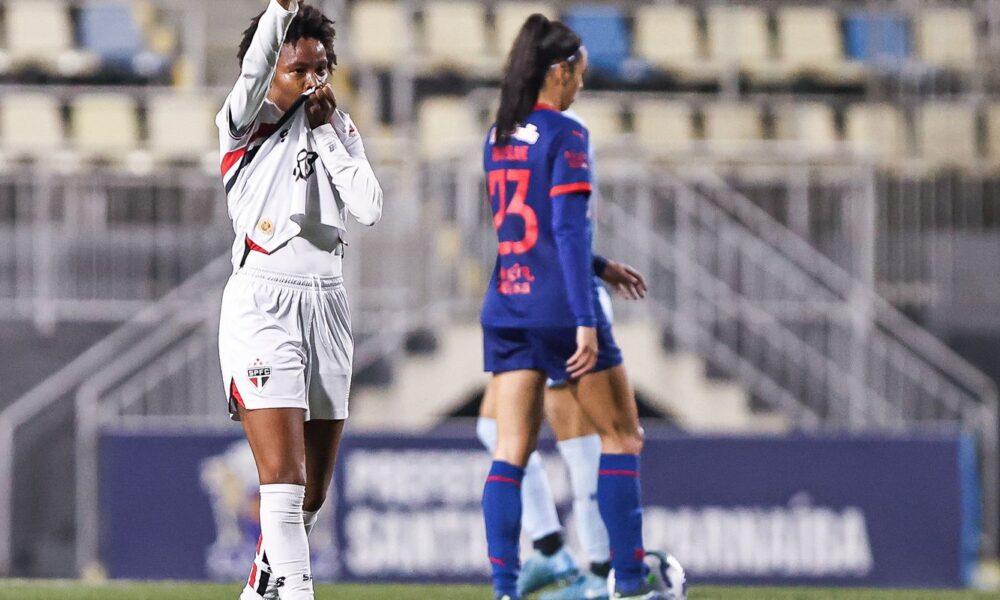 sao-paulo-goleia-bragantino-e-chega-as-quartas-do-brasileiro-feminino