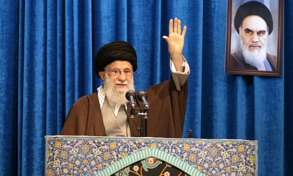 aiatola-ameaca-reagir-contra-eua-apos-trump-exigir-a-rendicao-do-ira