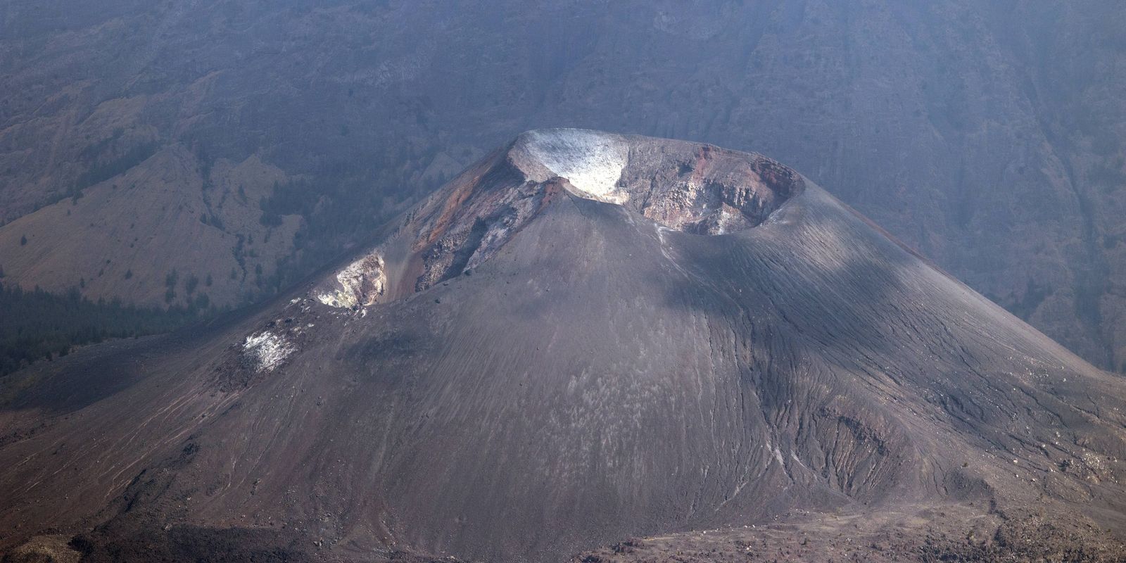 brasileira-cai-durante-trilha-a-vulcao-e-aguarda-resgate-na-indonesia