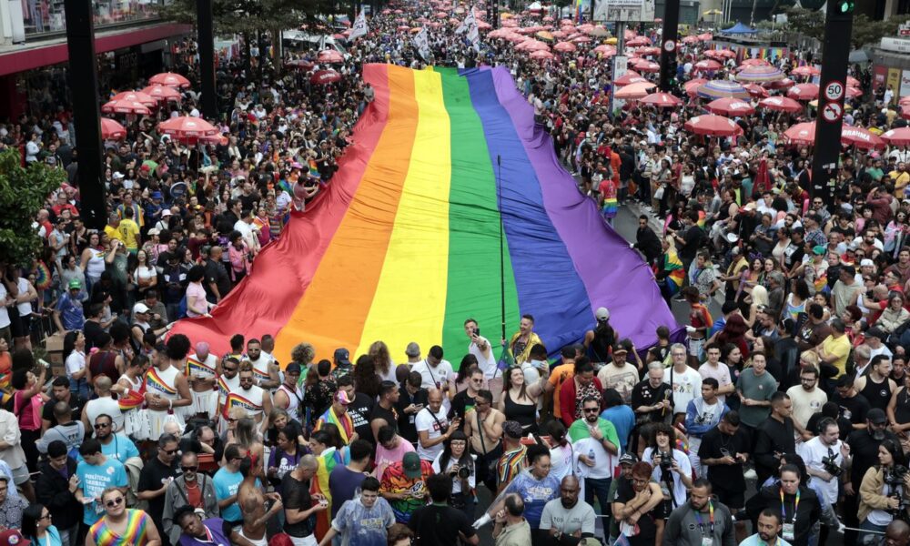 parada-lgbt+-de-sp-discute-o-envelhecimento-em-meio-a-festa-e-reflexao