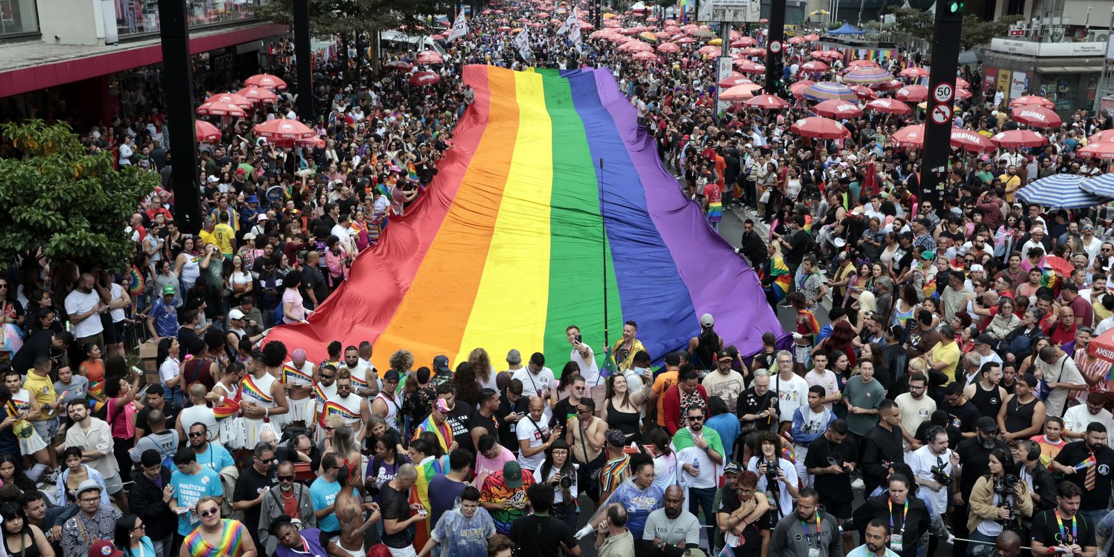 parada-lgbt+-de-sp-discute-o-envelhecimento-em-meio-a-festa-e-reflexao