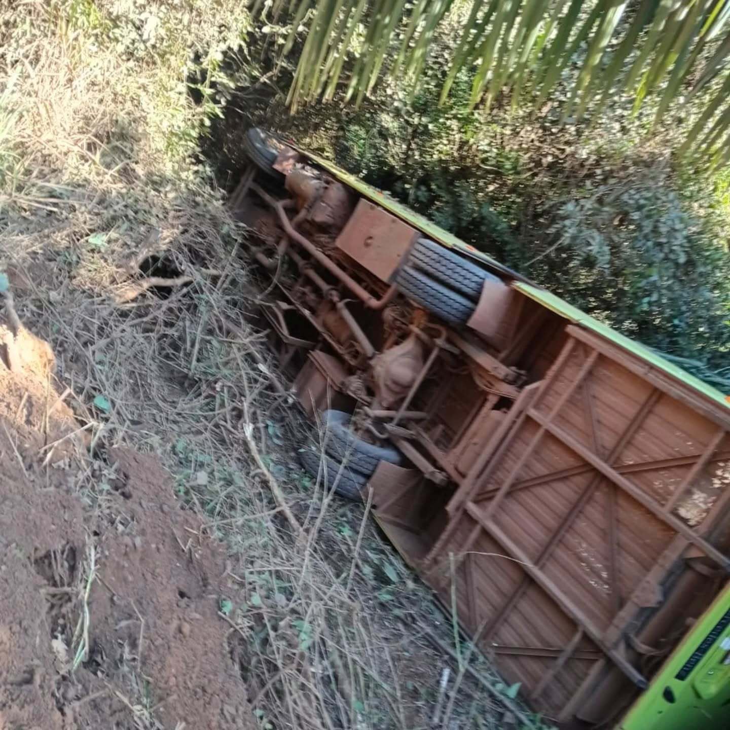 onibus-com-passageiros-tomba-na-area-rural-de-ribas-do-rio-pardo