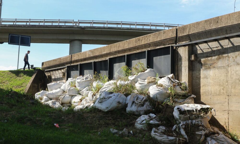 nivel-do-guaiba-recua,-e-prefeitura-de-porto-alegre-reabre-comportas