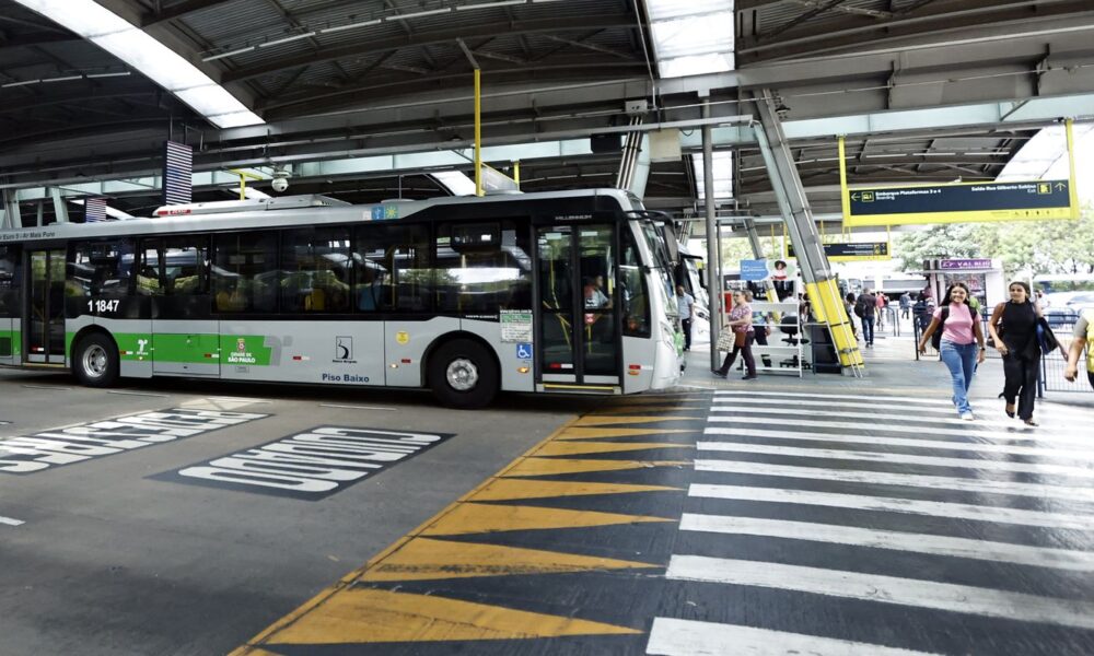pm-combate-vandalismo-contra-onibus-em-sao-paulo