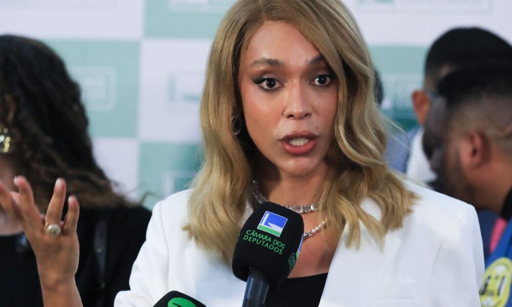 erika-hilton-pede-ao-stf-bloqueio-das-contas-de-eduardo-bolsonaro