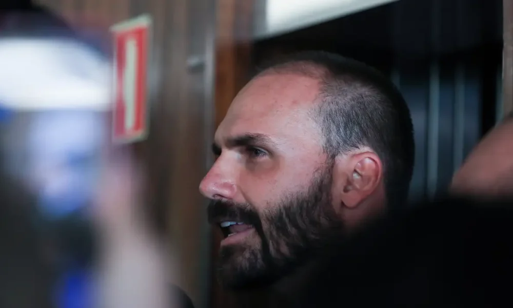 moraes-determina-bloqueio-de-bens-e-contas-de-eduardo-bolsonaro