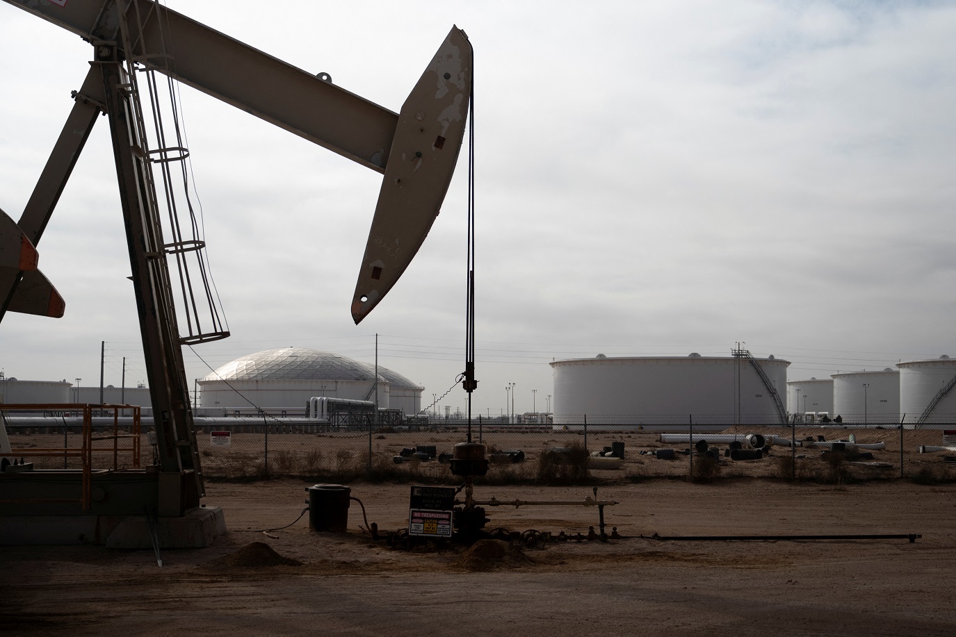petroleo-fecha-em-alta-de-2%-apos-ameaca-de-trump-a-russia-e-acordo-entre-eua-e-ue