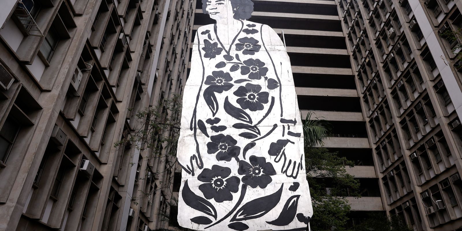 escultura-de-marielle-franco-com-11-metros-de-altura-e-exposta-no-rio
